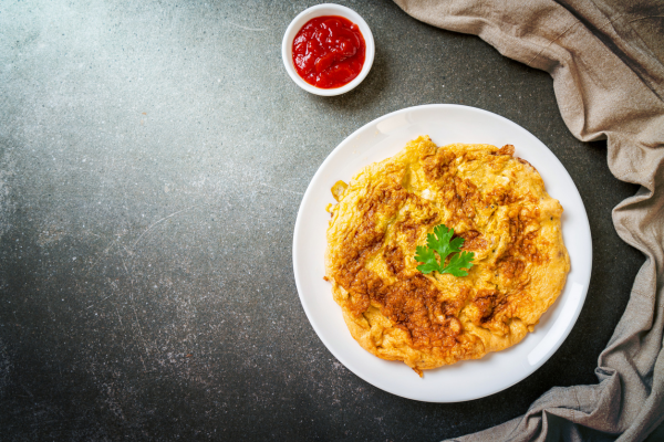 Gli ingredienti e il tempo necessario alla cottura Per prepararla occorre avere gli spaghetti, le olive, i pinoli, il prezzemolo, l’aglio, l’olio di oliva e se si preferiscono anche delle acciughe. Si inizia facendo cuocere gli spaghetti per pochi minuti in acqua e sale bollente. Poi si devono scolare a metà cottura, o comunque quando sono ancora molto al dente. In una ciotola, si uniscono a tutti gli altri ingredienti e a solo quel punto entra in gioco la padella. In una padella antiaderente dove è stato messo un filo di olio, si versa la pasta condita. E la si lascia cuocere roteando leggermente sul fuoco in modo da distribuire uniformemente il calore. In questa fase, si deve controllare che la cottura sia uniforme sia sui bordi che nella zona centrale. Secondo alcune varianti, si può versare la pasta in una teglia e infornate a 200 gradi per ancora 15 minuti prima di portare in tavola dove va servita tiepido o a temperatura ambiente. Attenzione, se avete fretta, meglio scegliere un’altra ricetta, perché per completare la cottura ci vorrà circa mezz’ora, ma alla fine vedrete che ne sarà valsa la pena!