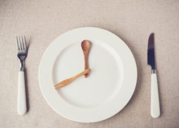 Digiuno intermittente, vantaggi e controindicazioni