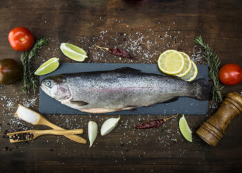 Trota al cartoccio con pomodori secchi, gustosa e delicata