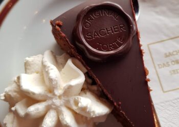 Apre il primo Caffè Sacher d’Italia a Trieste, è subito polemica