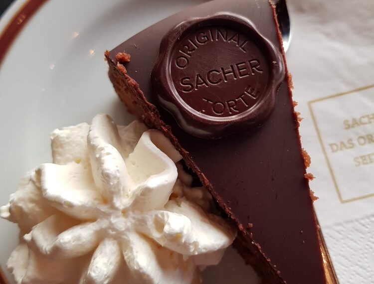 Apre il primo Caffè Sacher d’Italia a Trieste, è subito polemica