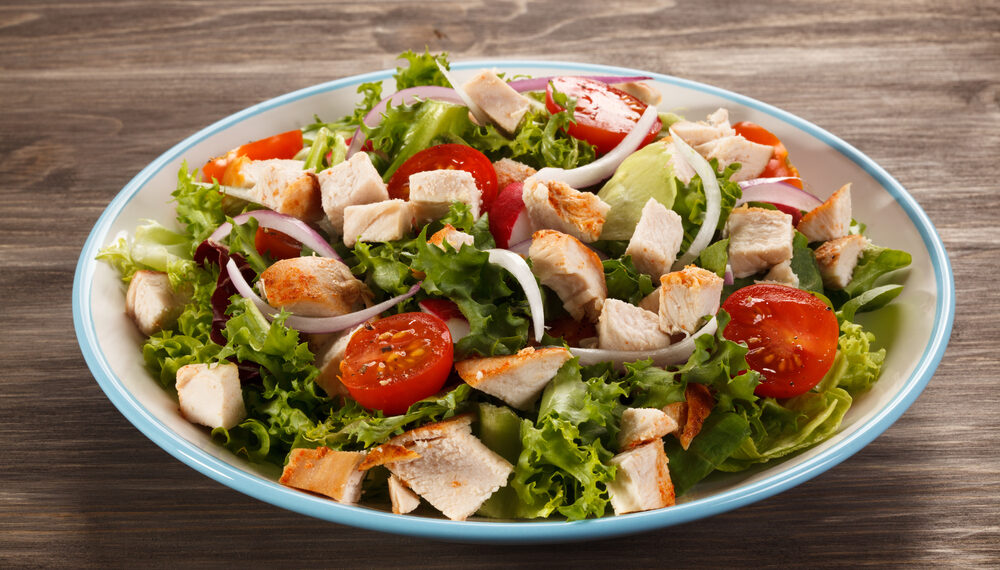 Insalata di pollo leggera, ottima per riciclare avanzi