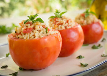 Pomodori ripieni di riso, una sfiziosa idea da buffet