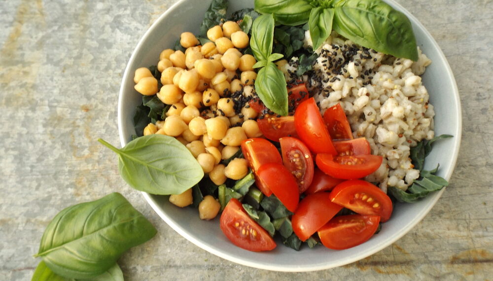 Insalata di orzo, legumi e verdure, un piatto unico