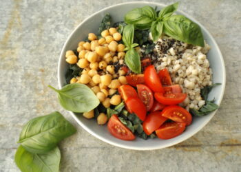 Insalata di orzo, legumi e verdure, un piatto unico