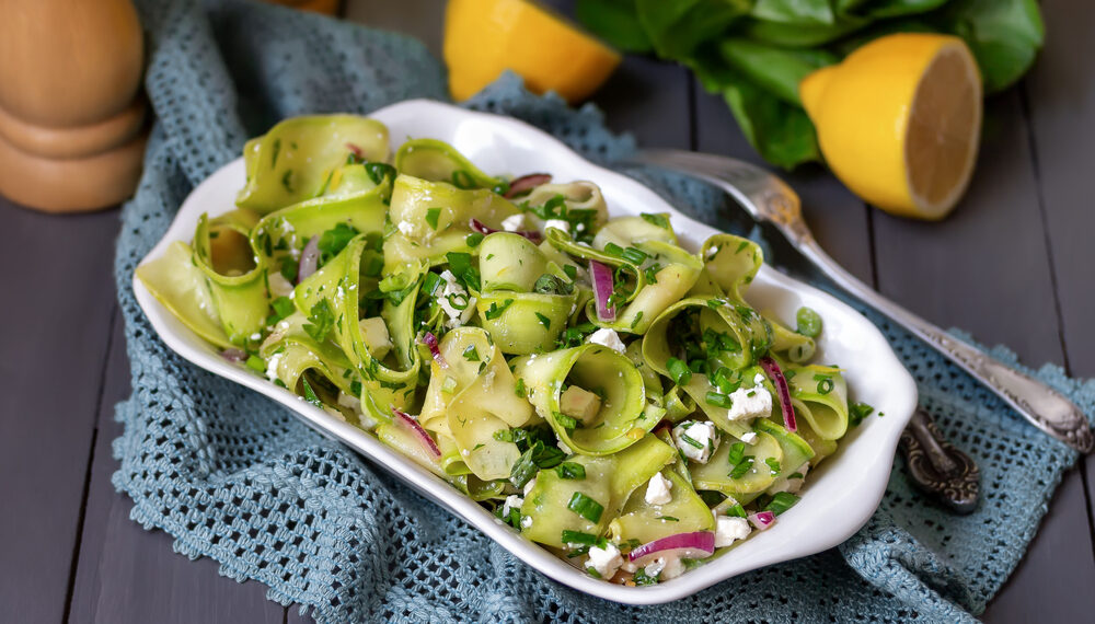 Insalata di zucchine crude e primo sale, cibo sano senza fornelli