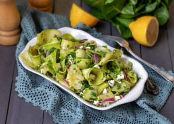 Insalata di zucchine crude e primo sale, cibo sano senza fornelli