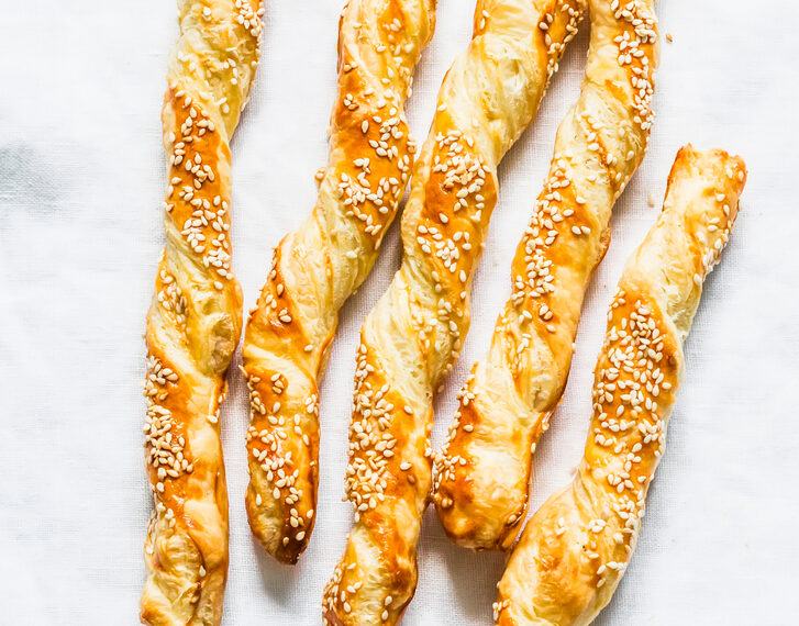 Torcetti di sfoglia, lo stuzzichino che si può fare in mille modi