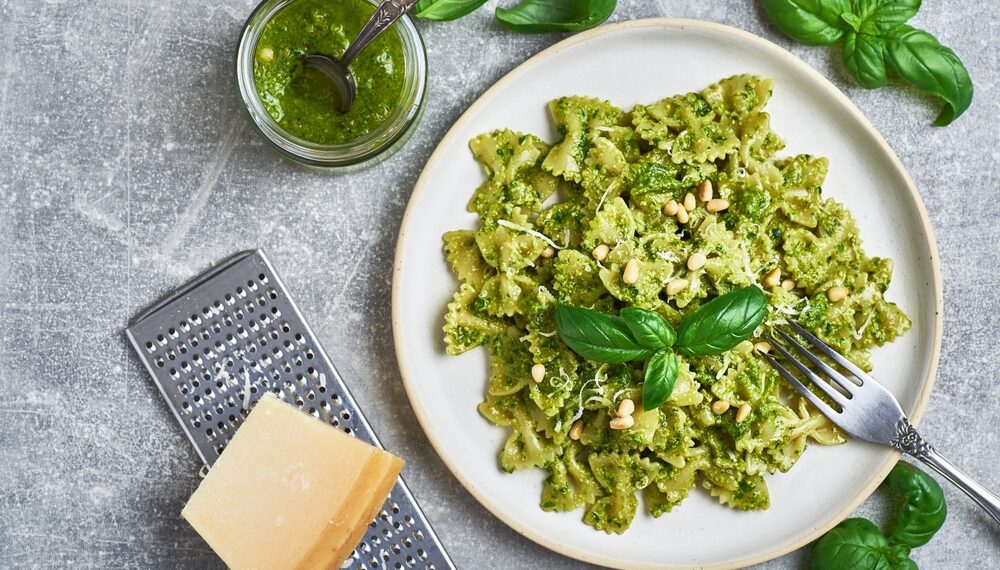 Pasta al pesto, pochi ingredienti per un piatto profumato