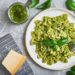 Pasta al pesto, pochi ingredienti per un piatto profumato