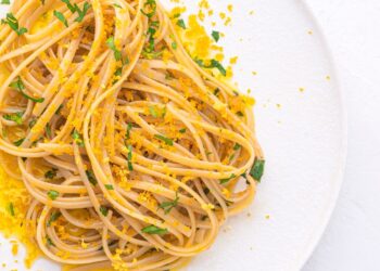 Pasta alici e bottarga, l’aglio e olio al profumo di mare