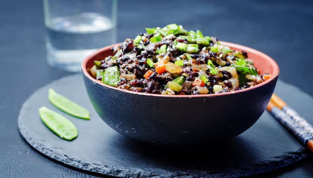 Riso nero con verdure crude, elegante e rinfrescante