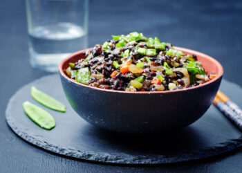 Riso nero con verdure crude, elegante e rinfrescante