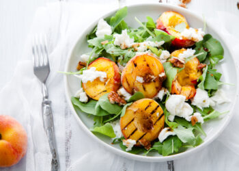 Insalate fruttate, la pesca nettarina dà un tocco di classe