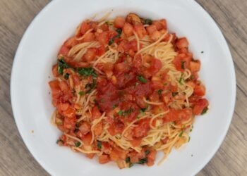 La pasta alla checca è un piatto tipico della cucina romana