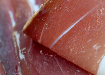 Puntini bianchi sul prosciutto crudo? Niente paura, è la tirosina