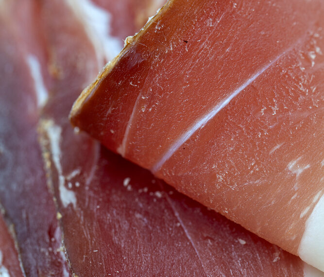 Puntini bianchi sul prosciutto crudo? Niente paura, è la tirosina