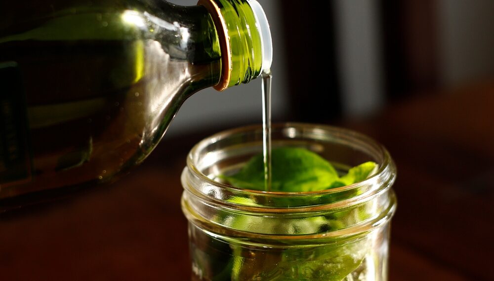 Basilico sott’olio, il modo per conservarne l’aroma per mesi