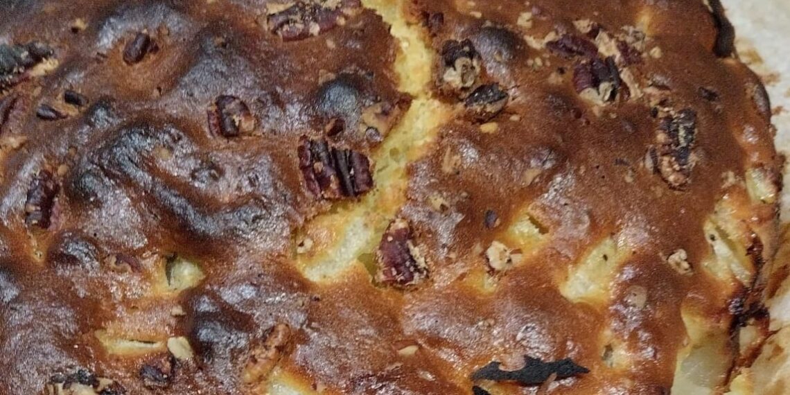 Torta di pere e cioccolato al rum con noci pecan: l’autunno in bocca