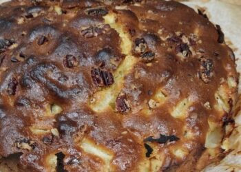 Torta di pere e cioccolato al rum con noci pecan: l’autunno in bocca