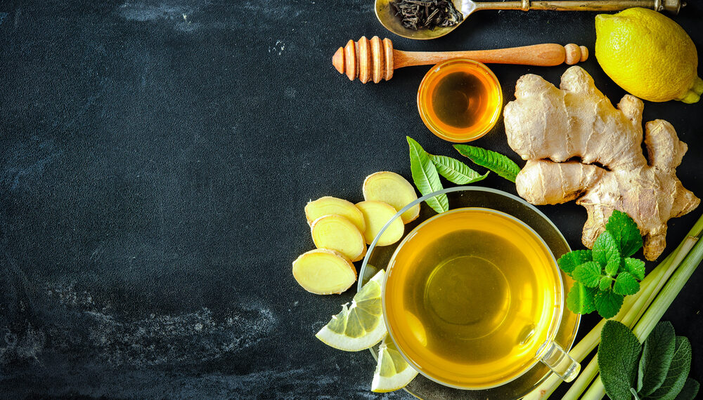 Acqua, zenzero, limone e miele contro il mal di gola