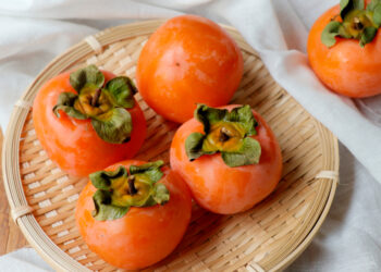 Salsa di cachi per accompagnare la carne alla brace, facile e buona