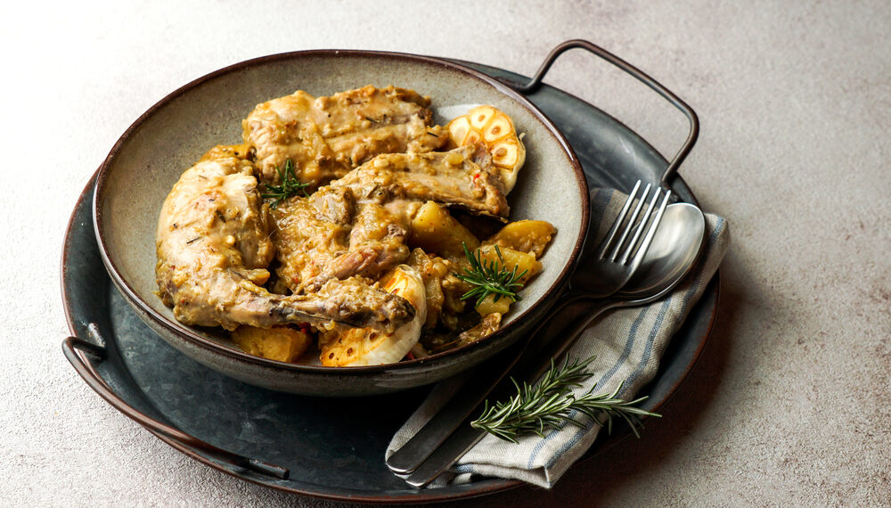 Coniglio alle erbe aromatiche, un secondo dal gusto delicato