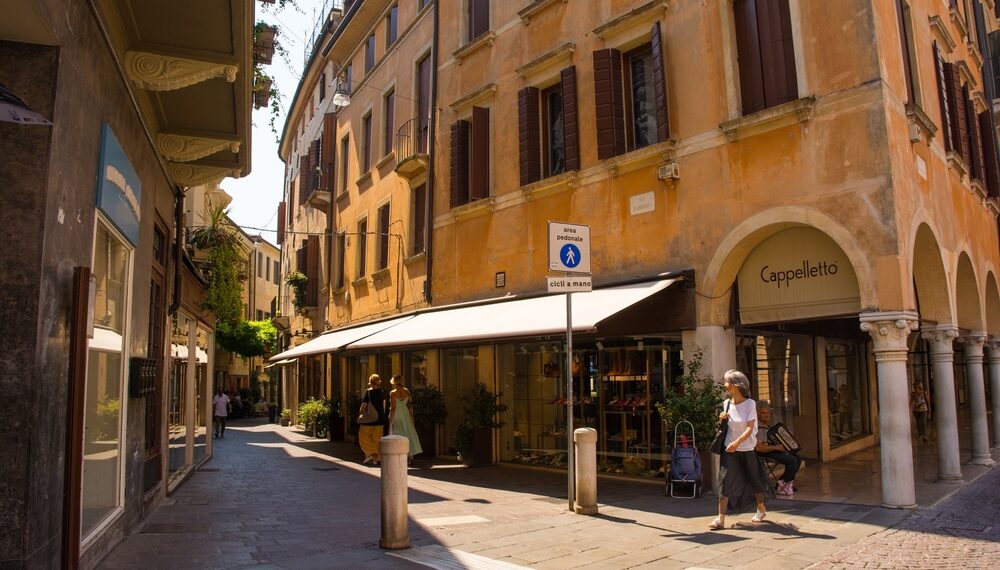 Treviso Tiramisù: il negozio bistrot con 70 varietà dello storico dolce