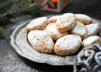 I ricciarelli sono un dolce tipico senese