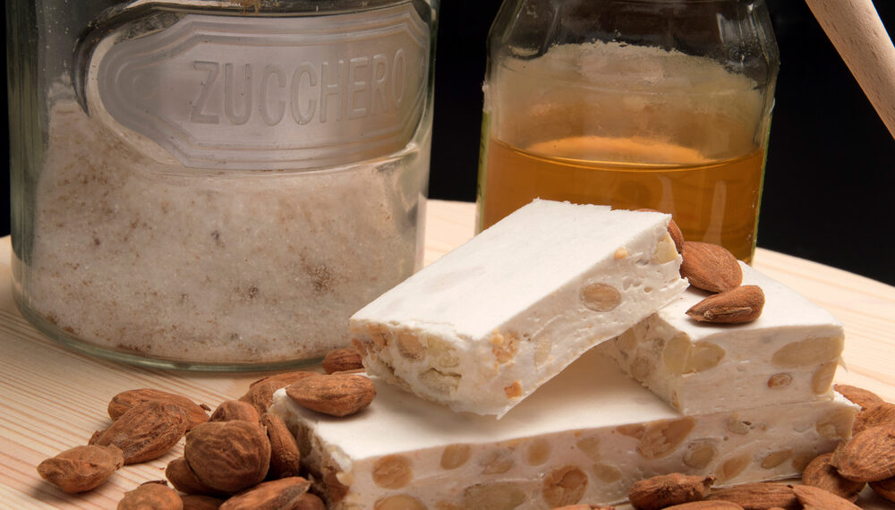 Il torrone è uno dei dolci tipici del periodo natalizio