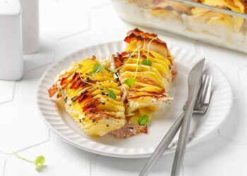 Patate con pancetta e cheddar, un piatto da leccarsi i baffi