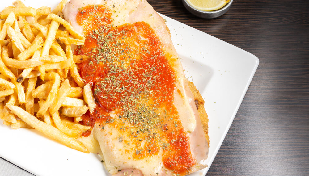 La "milanesa alla napolitana", piatto tipico della cucina argentina