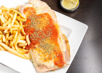 La "milanesa alla napolitana", piatto tipico della cucina argentina