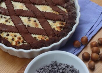 Per Pasqua la crostata con ricotta e cioccolato decorata con gli ovetti