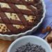 Per Pasqua la crostata con ricotta e cioccolato decorata con gli ovetti