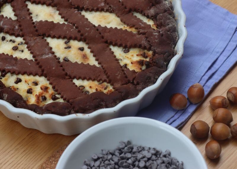 Per Pasqua la crostata con ricotta e cioccolato decorata con gli ovetti