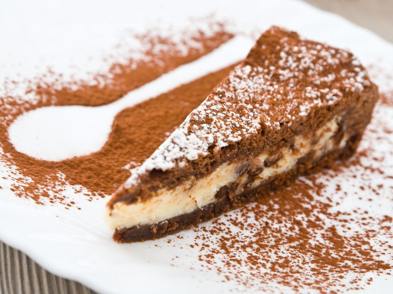 Per Pasqua la crostata con ricotta e cioccolato decorata con gli ovetti