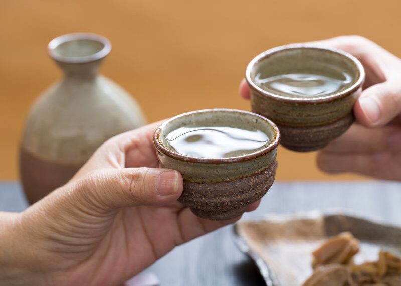 Il sakè, il drink giapponese che si può gustare caldo, freddo o a temperatura ambiente