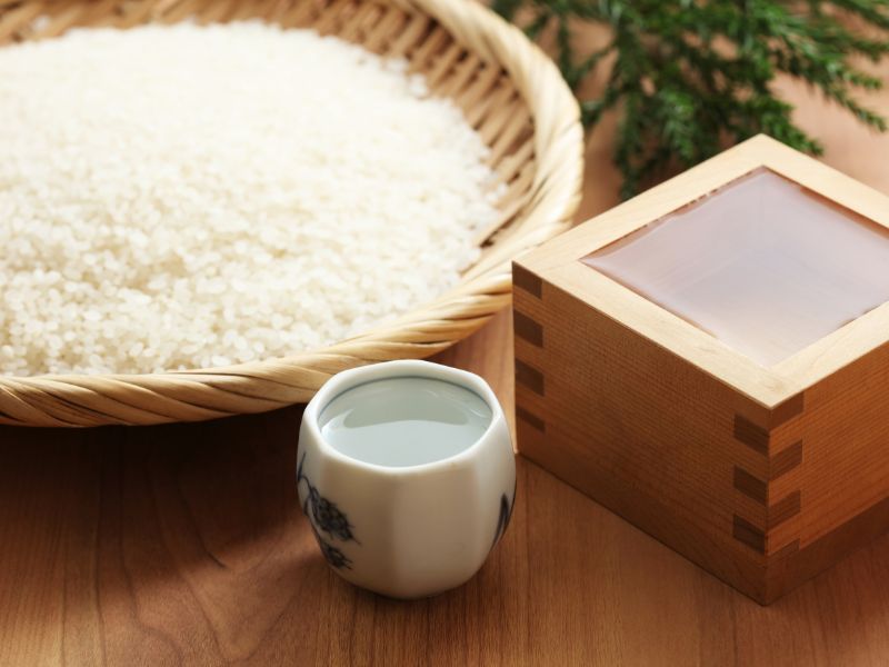 Il sakè, il drink giapponese che si può gustare caldo, freddo o a temperatura ambiente