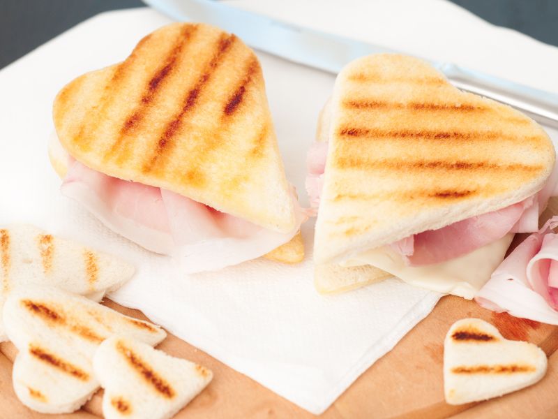 Toast con prosciutto e formaggio: un grande classico che torna di moda