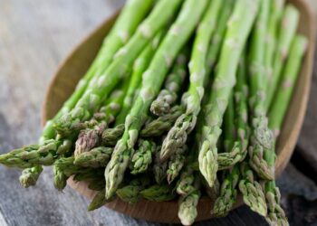Siamo nella stagione degli asparagi: sono buoni e fanno bene