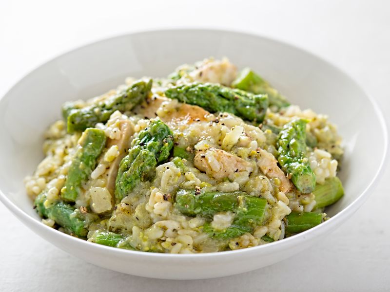 Siamo nella stagione degli asparagi: sono buoni e fanno bene
