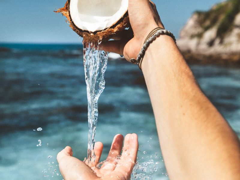 L’acqua di cocco è dissetante e fa bene alla salute