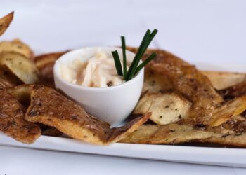 Le bucce di patata non vanno buttate: i modi per utilizzarle