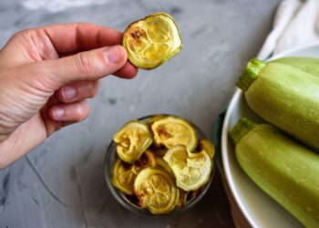Prepariamo le chips di zucchine al forno