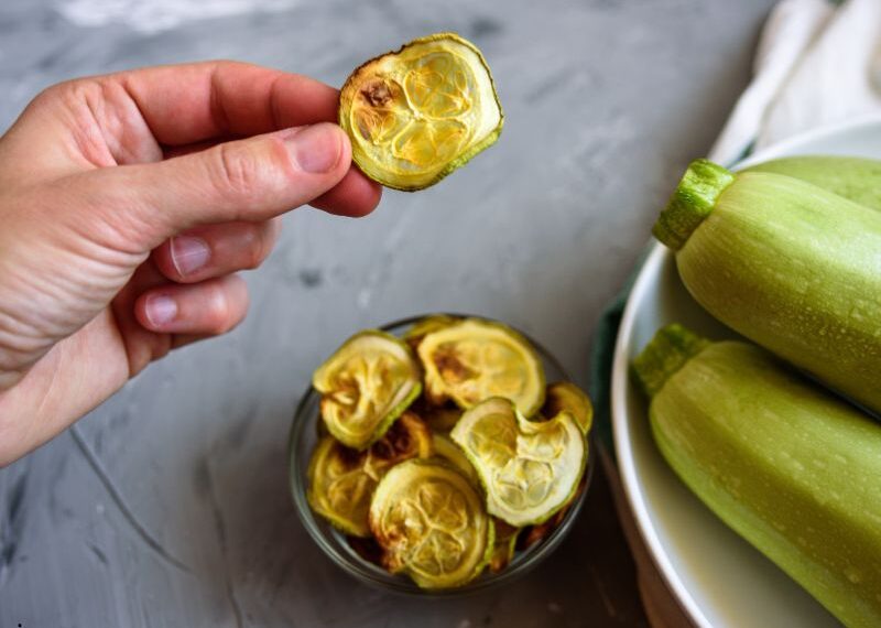 Prepariamo le chips di zucchine al forno