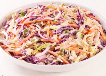 La ricetta della ‘coleslaw’, l’insalata di cavolo cappuccio americana famosa in tutto il mondo