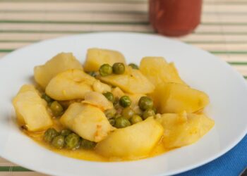 Calamari con patate e piselli: un piatto gustoso e semplice da preparare