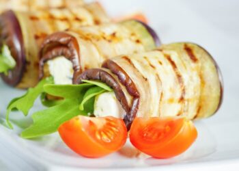 Prepariamo gli involtini di melanzane al forno in bianco