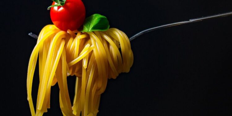 La spaghettata di mezzanotte, un rito per 3 giovani su 4